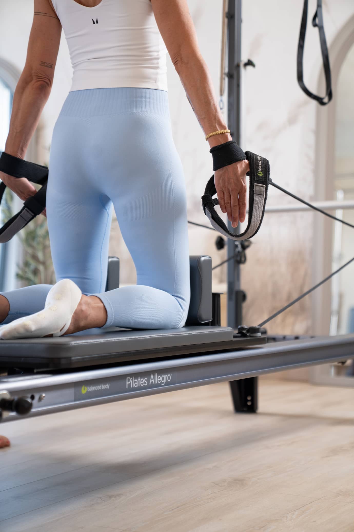 Detail cvičení s popruhy na Pilates reformeru ve studiu Pilates Vrchlabí